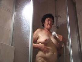 Oma beim duschen und masturbieren