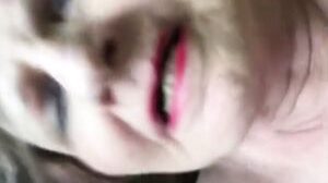 Quickie mit Oma endet mit Sperma auf Titten