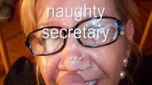 Sekretärin bekommt Sperma auf die Brille
