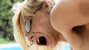 Anal mit blonder Oma die dabei steife Nippel hat