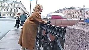 Frau in Strapse trifft sich mit jungem Kerl