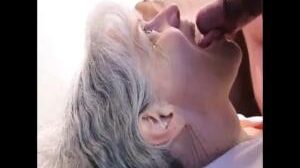 Grauhaarige Oma bläst und schluckt Sperma