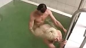 Im Pool mit einer blonden Gilf
