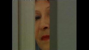 Rothaarige Frau fickt auf dem Männerklo in Unterwäsche