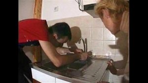 Blonde Oma bumst mit dem Handwerker