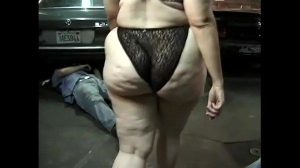 Reife Blondine mit fettem Arsch will Gangbang