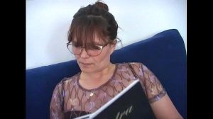Unrasierte Frau mit Brille bumst mit dem Vertreter