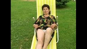 Oma wird auf der Sonnenliege vom Poolboy gefickt