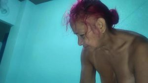 Ältere Latina mit Bikinistreifen in Doggystyle und steifen Nippeln