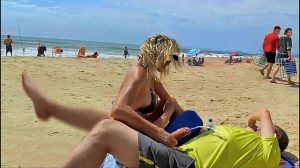 Ehefrau im Bikini wichst heimlich am Strand bis Sperma