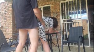 Nachbar wichst vor Frau und fickt sie auf der Terrasse